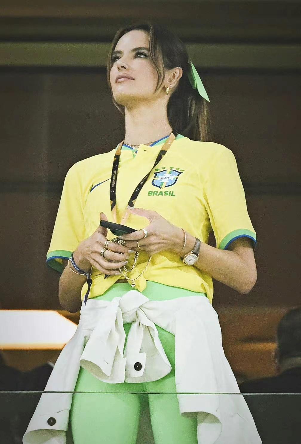 41岁巴西超模AA，亮相世界杯！她是维密头牌，拥有天使面孔和身材(1)
