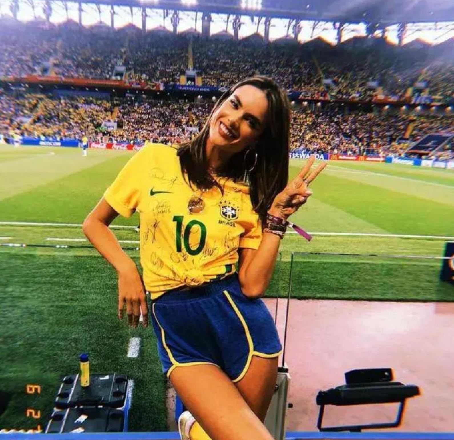 41岁巴西超模AA，亮相世界杯！她是维密头牌，拥有天使面孔和身材(4)