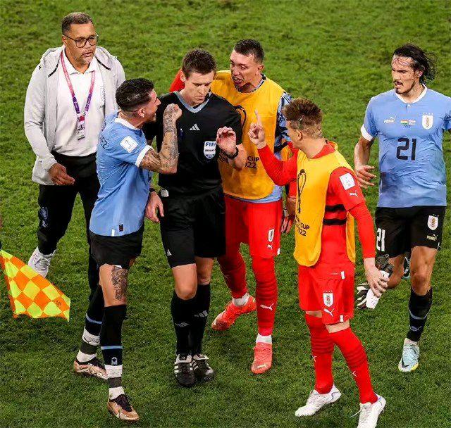 世界杯争议判罚：视频裁判的重要性及与球迷的沟通(6)