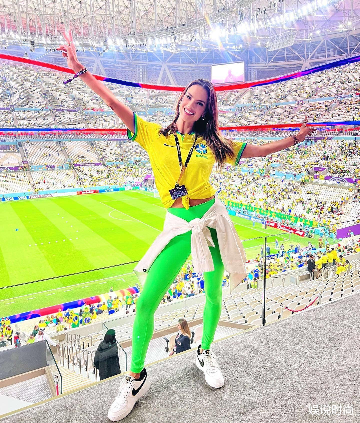 巴西队成功晋级八强！超模AA穿上球衣成为看台上最靓丽的风景线(1)