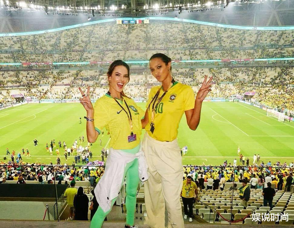 巴西队成功晋级八强！超模AA穿上球衣成为看台上最靓丽的风景线(3)