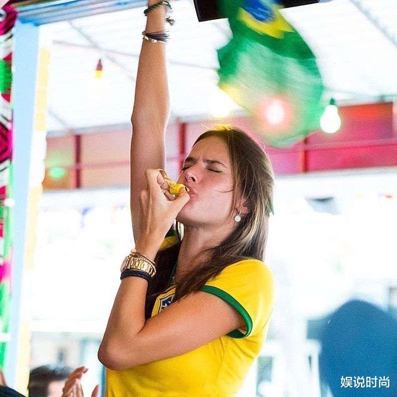 巴西队成功晋级八强！超模AA穿上球衣成为看台上最靓丽的风景线(7)