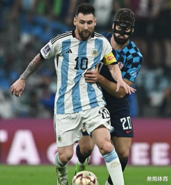 世界杯巨大争议：场外激烈争吵！梅西点球获利，伊布看透真相：阿根廷要被保送(1)