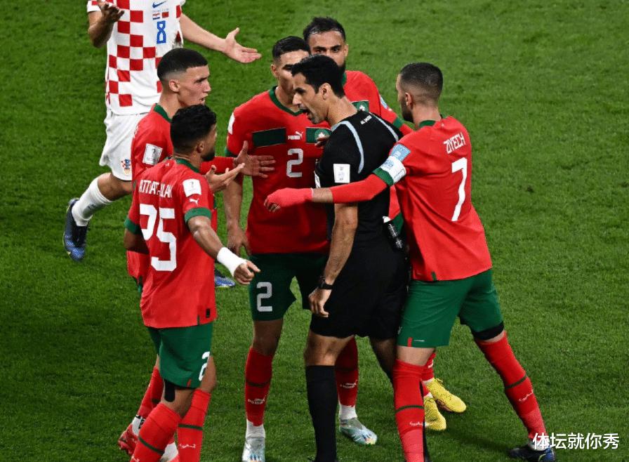 2-1！世界杯巨大争议判罚，摩洛哥创92年纪录，赛后围攻抗议裁判(1)