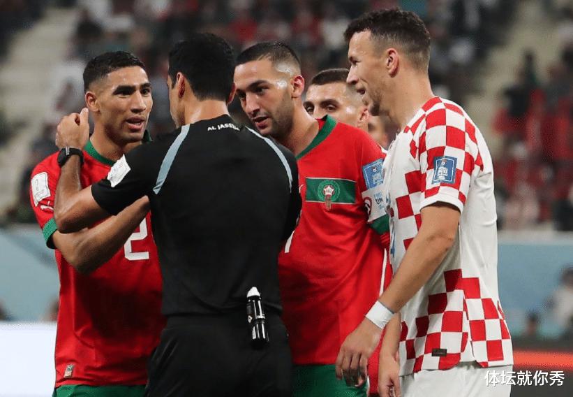2-1！世界杯巨大争议判罚，摩洛哥创92年纪录，赛后围攻抗议裁判(2)