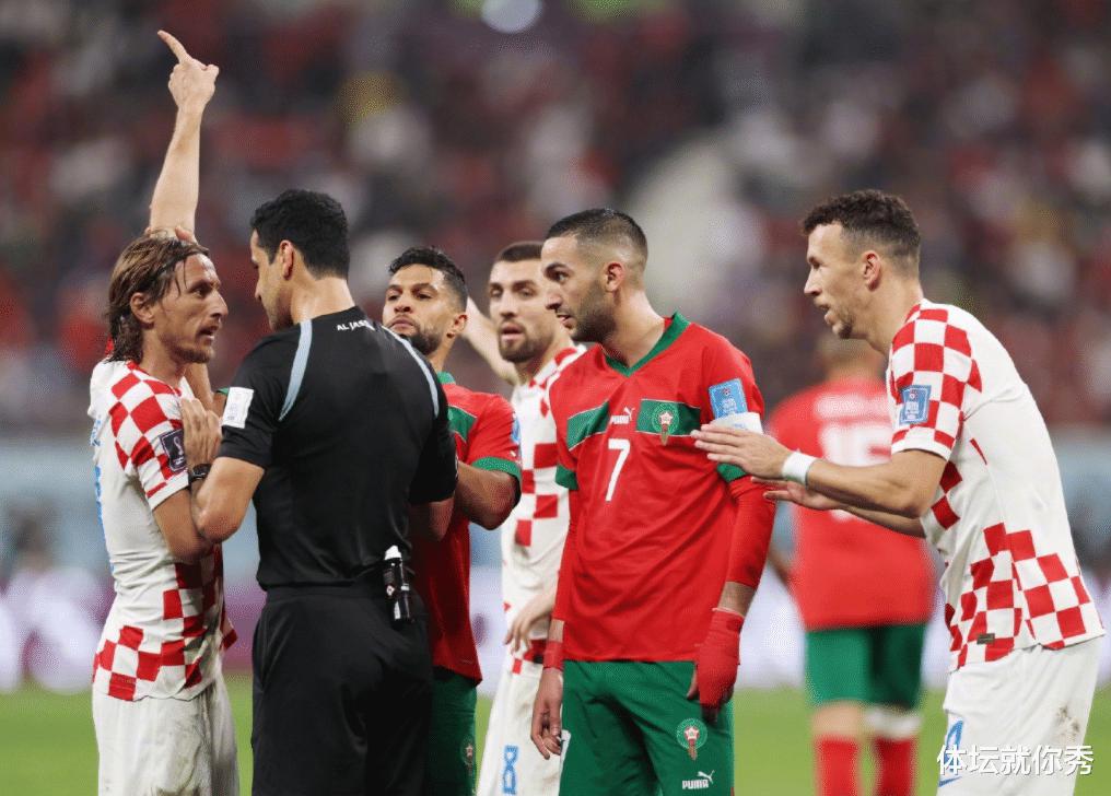 2-1！世界杯巨大争议判罚，摩洛哥创92年纪录，赛后围攻抗议裁判(3)