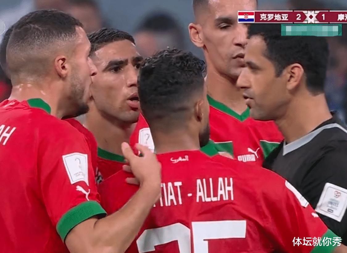 2-1！世界杯巨大争议判罚，摩洛哥创92年纪录，赛后围攻抗议裁判(5)