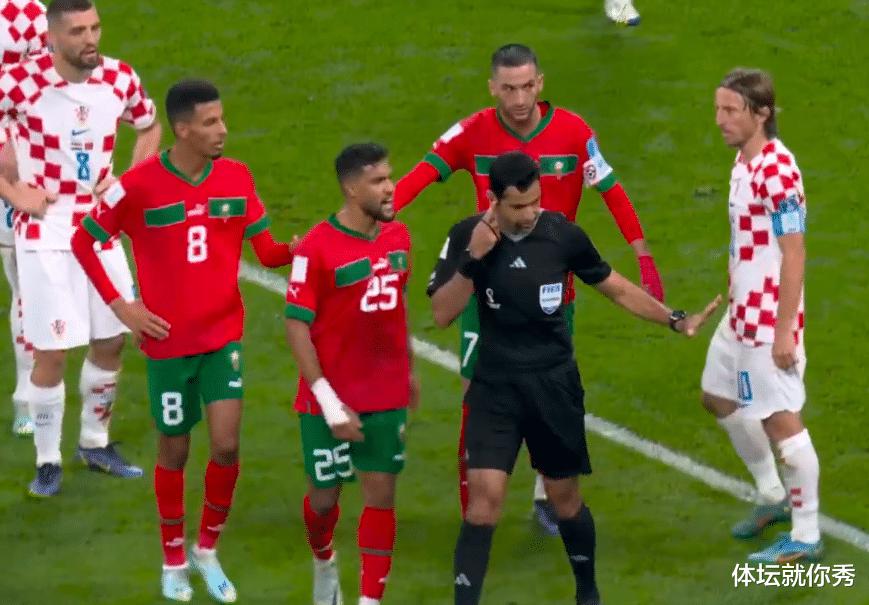 2-1！世界杯巨大争议判罚，摩洛哥创92年纪录，赛后围攻抗议裁判(6)