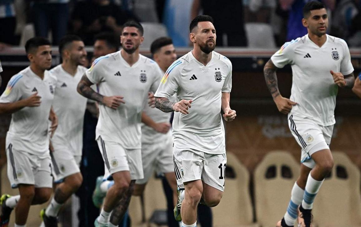 踢疯了！阿根廷队2-0法国，冠军稳了？迪玛利亚先造点后又进球(1)