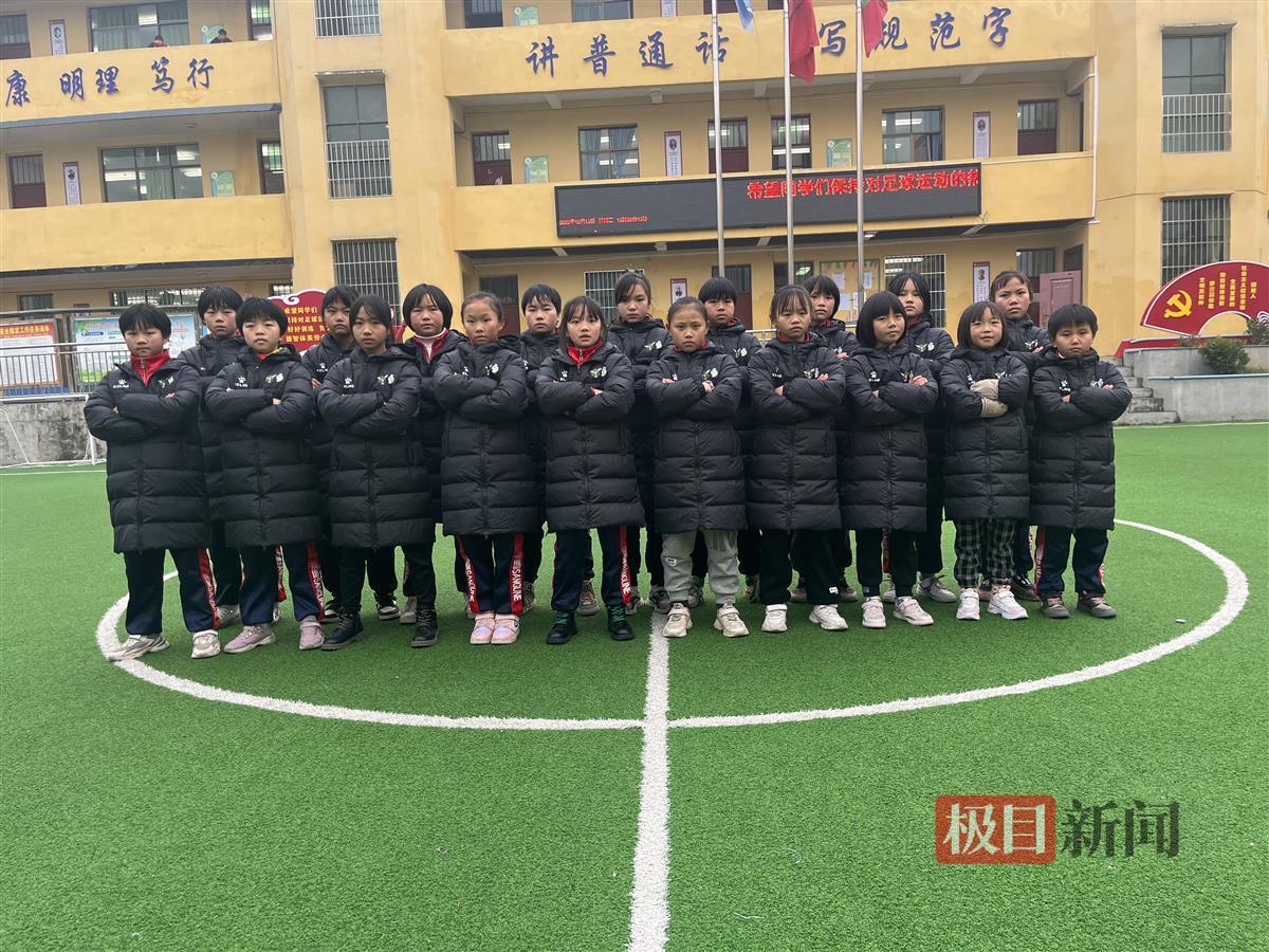 贵州大山里的小学女足：老师凑路费打比赛，相信足球改变命运(1)