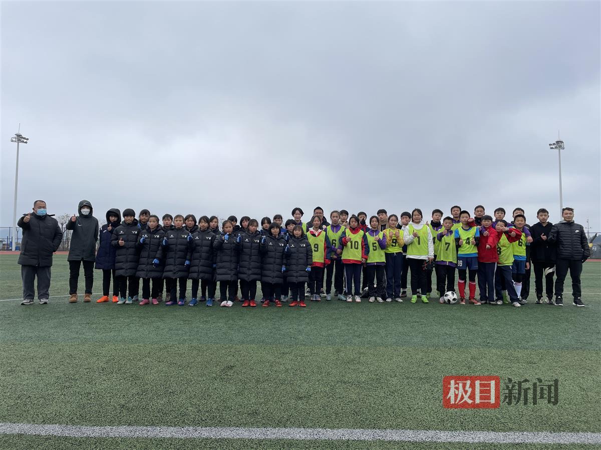 贵州大山里的小学女足：老师凑路费打比赛，相信足球改变命运(2)