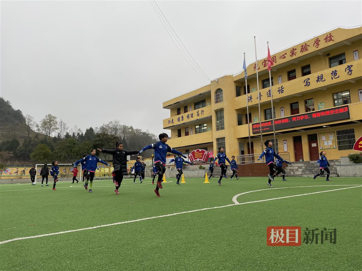 贵州大山里的小学女足：老师凑路费打比赛，相信足球改变命运(4)
