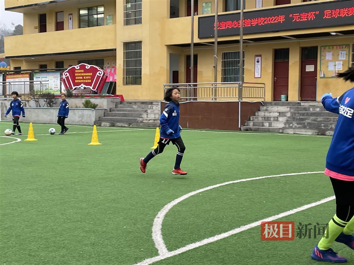 贵州大山里的小学女足：老师凑路费打比赛，相信足球改变命运(6)