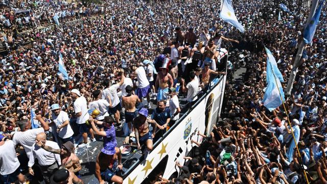 [特写]阿根廷队首都巡游，与500万球迷共同狂欢(8)