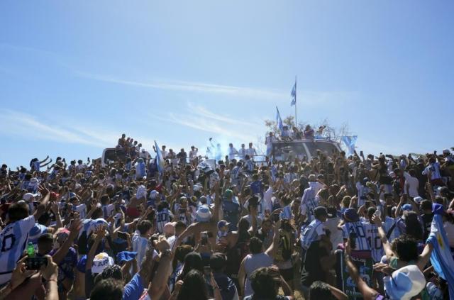 [特写]阿根廷队首都巡游，与500万球迷共同狂欢(11)