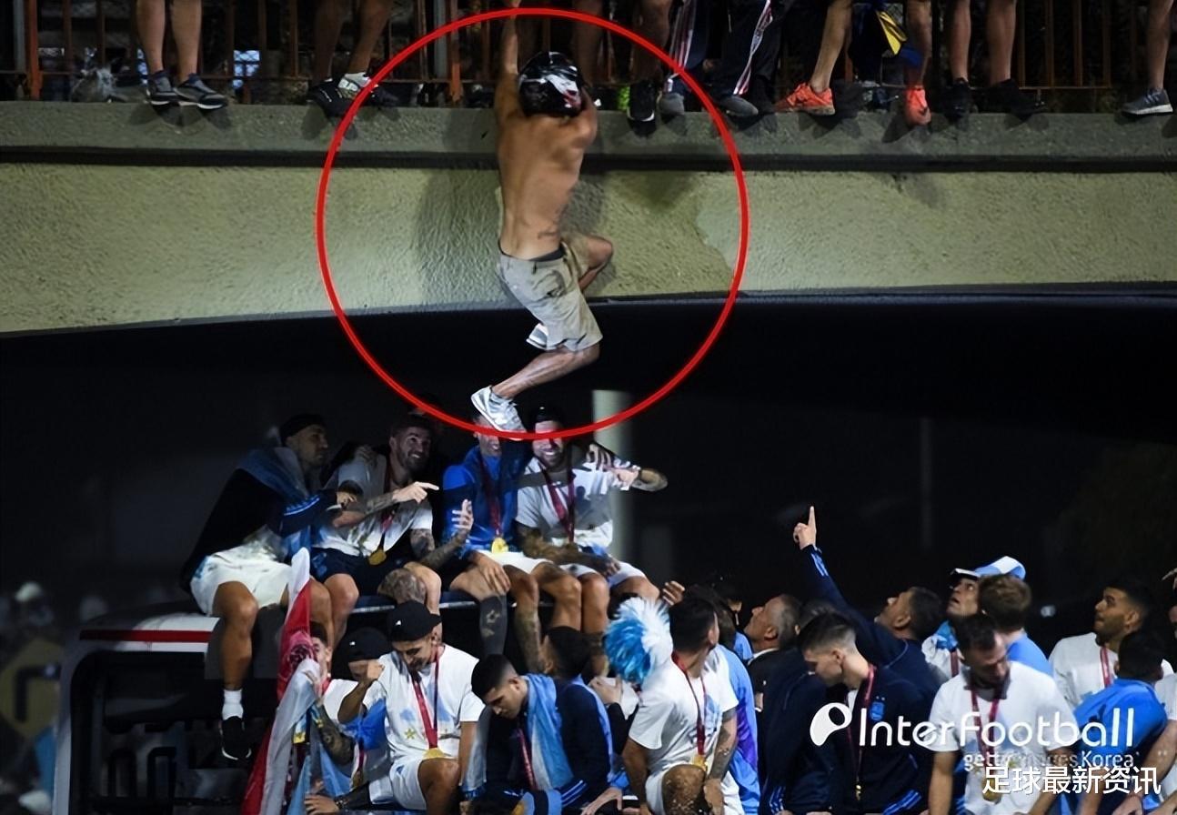 悲剧！阿根廷庆祝活动引发球迷骚乱！24岁球迷为接触梅西坠亡！(1)