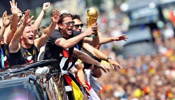 阿根廷队庆祝被指太寒酸！法国德国夺冠，庆典+飞机，排面拉满(5)