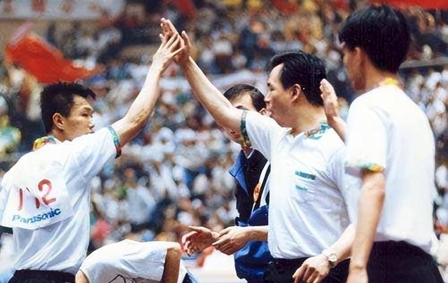 27年后再看天津世乒赛：蔡振华和中国男乒，真是太不容易了(17)