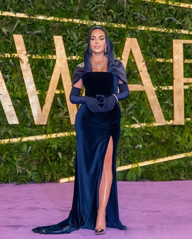 乔治娜越来越豪气，亮相沙特颁奖典礼秀大长腿，身上珠宝价值百万(11)