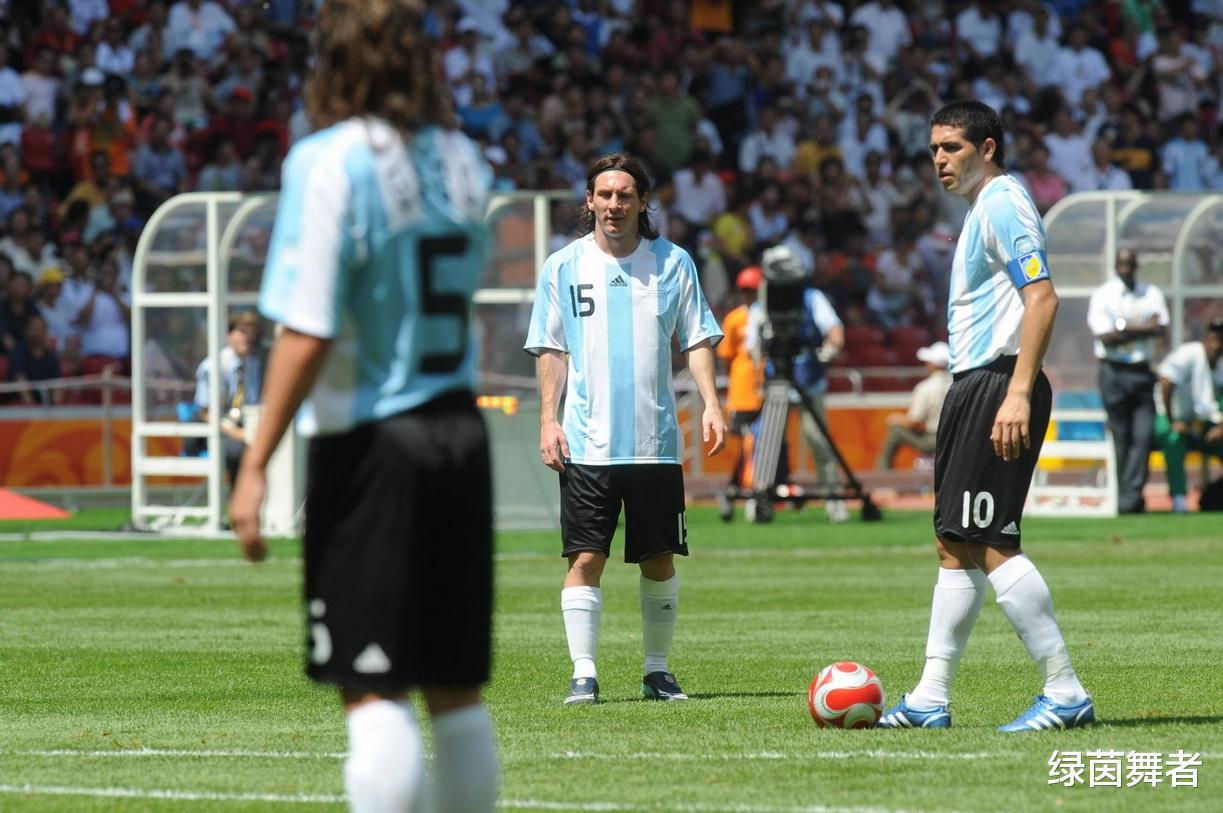1-3到0-1！阿根廷队爆大冷，4场比赛狂输3场，梅西退役恐后继无人(6)