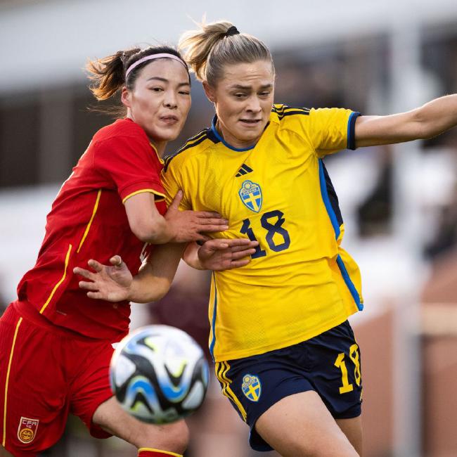 北京时间今天凌晨进行的一场友谊赛中，女足以1-4不敌瑞典(1)