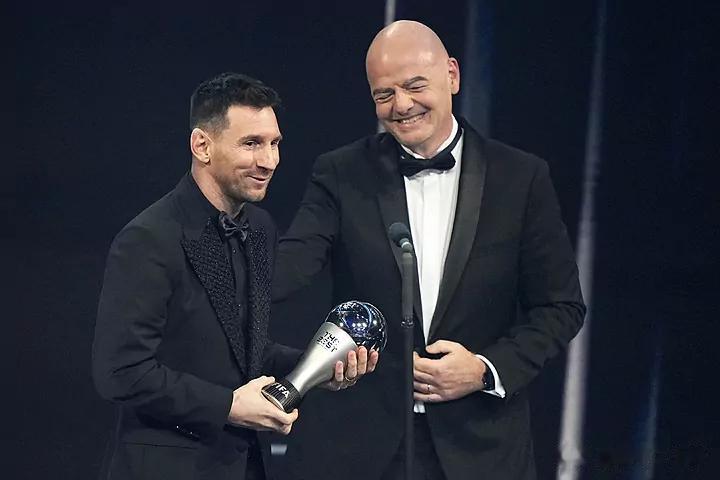 国际足联颁奖典礼，阿根廷是大赢家，梅西获“FIFA最佳”，连阿根廷球迷都得奖！
(1)