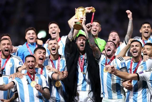 梅西带领阿根廷队时隔36年再夺世界杯冠军，从球星成为新一代球王(2)