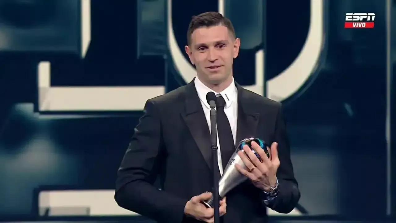 大马丁这次在巴黎获奖，被授予为2022最佳守门员，梅西开心得像个孩子。

马丁内(1)