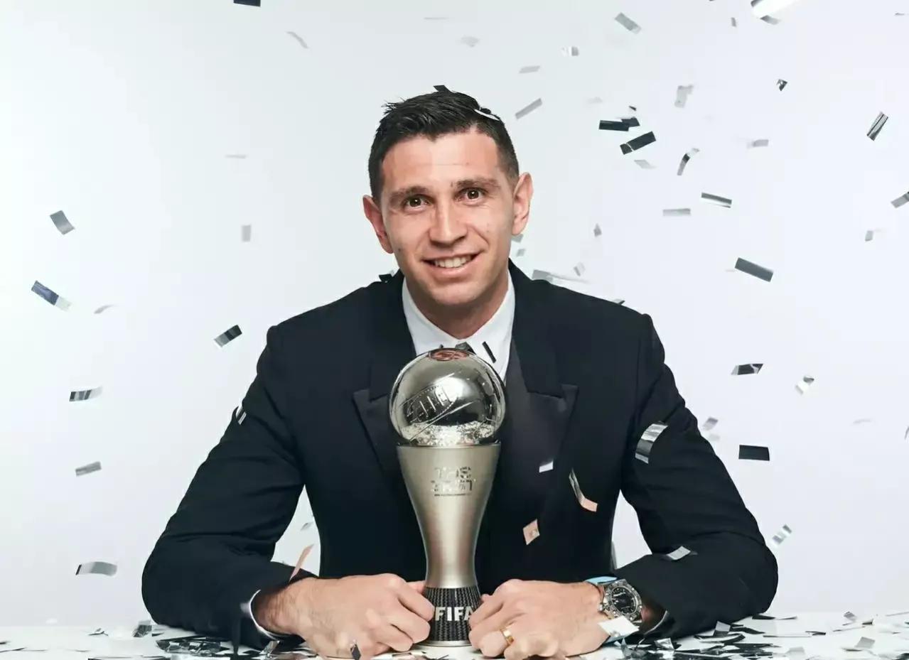 大马丁这次在巴黎获奖，被授予为2022最佳守门员，梅西开心得像个孩子。

马丁内(3)