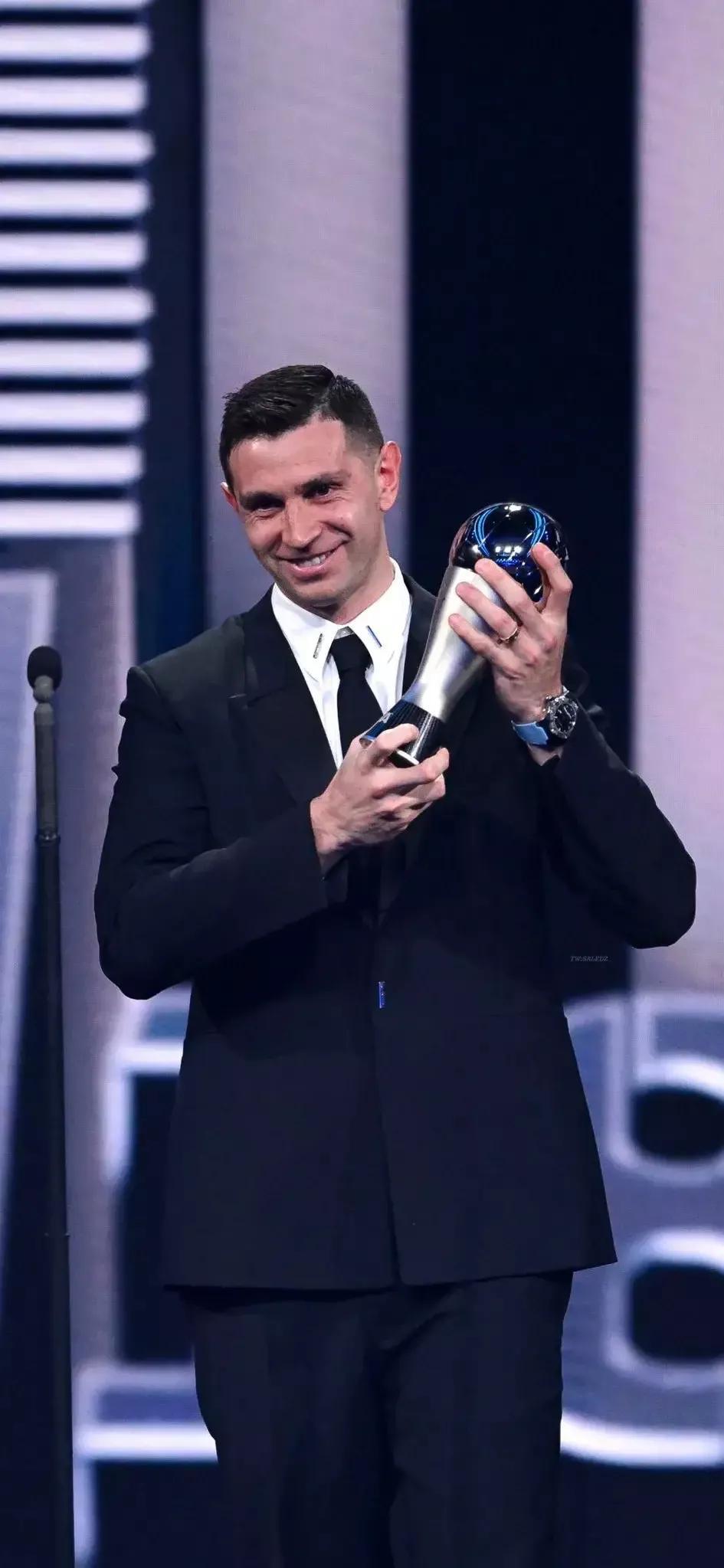 大马丁这次在巴黎获奖，被授予为2022最佳守门员，梅西开心得像个孩子。

马丁内(4)