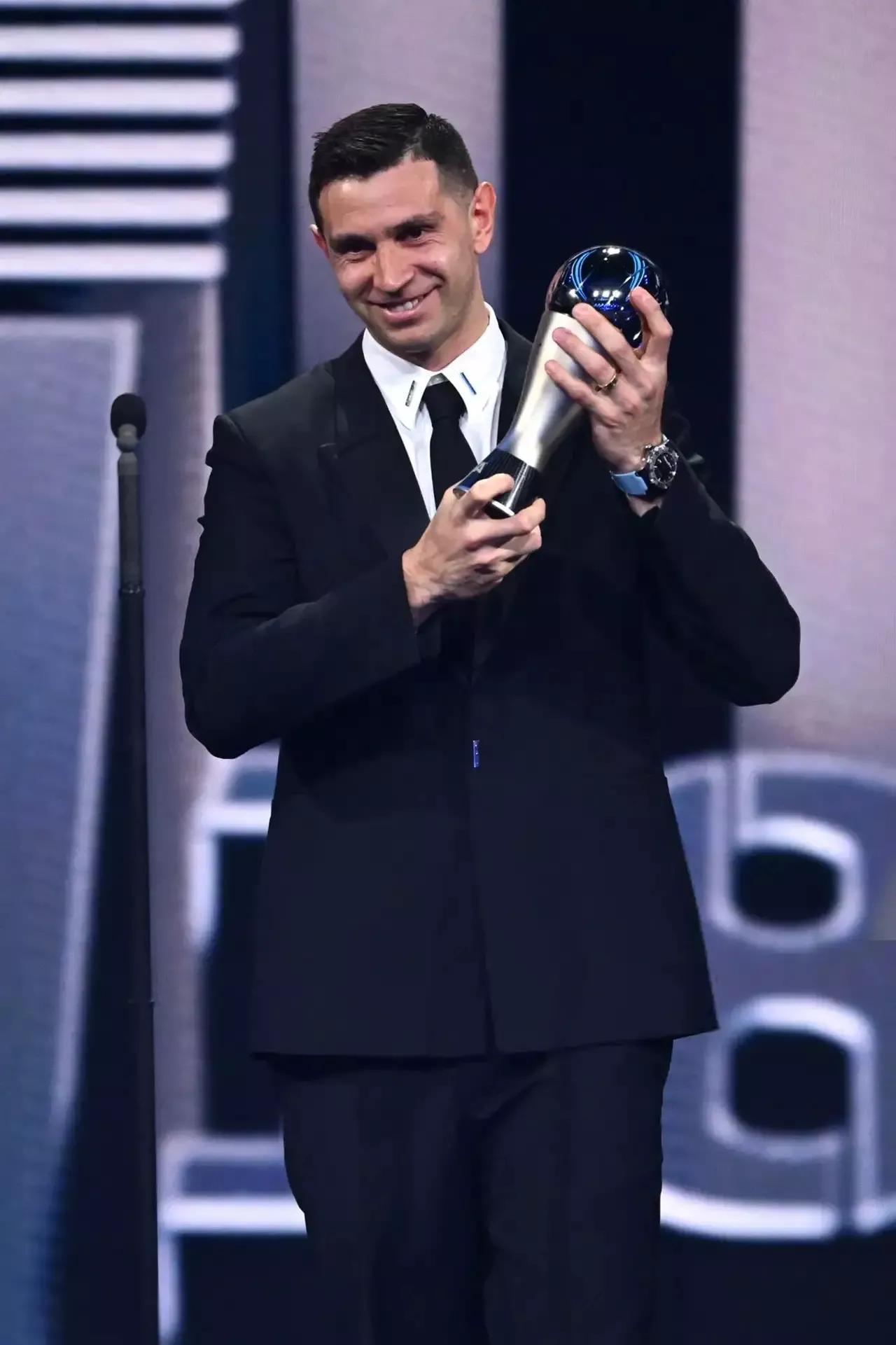 大马丁这次在巴黎获奖，被授予为2022最佳守门员，梅西开心得像个孩子。

马丁内(8)