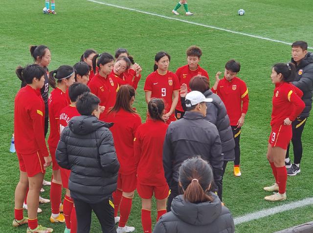 伟大3-0！中国女足小将闪耀欧洲，德比战狂造2球，主帅忍不住拥抱(5)