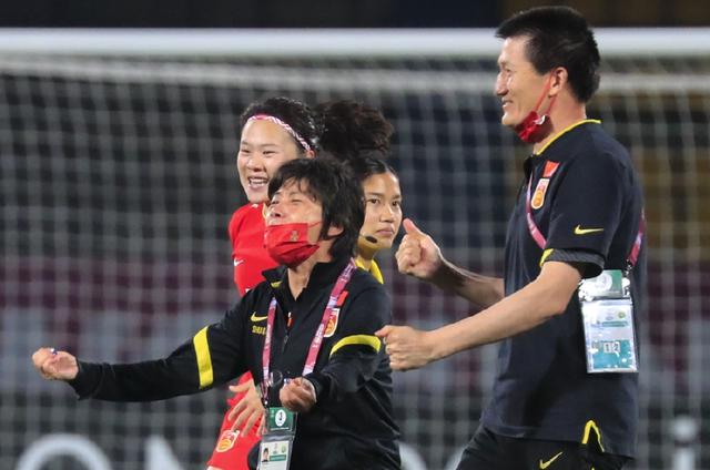 伟大3-0！中国女足小将闪耀欧洲，德比战狂造2球，主帅忍不住拥抱(9)