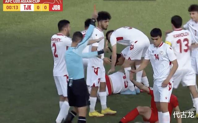 U20亚洲杯惊悚一刻：约旦队开球5秒吃红牌，飞踹爆头好吓人(1)