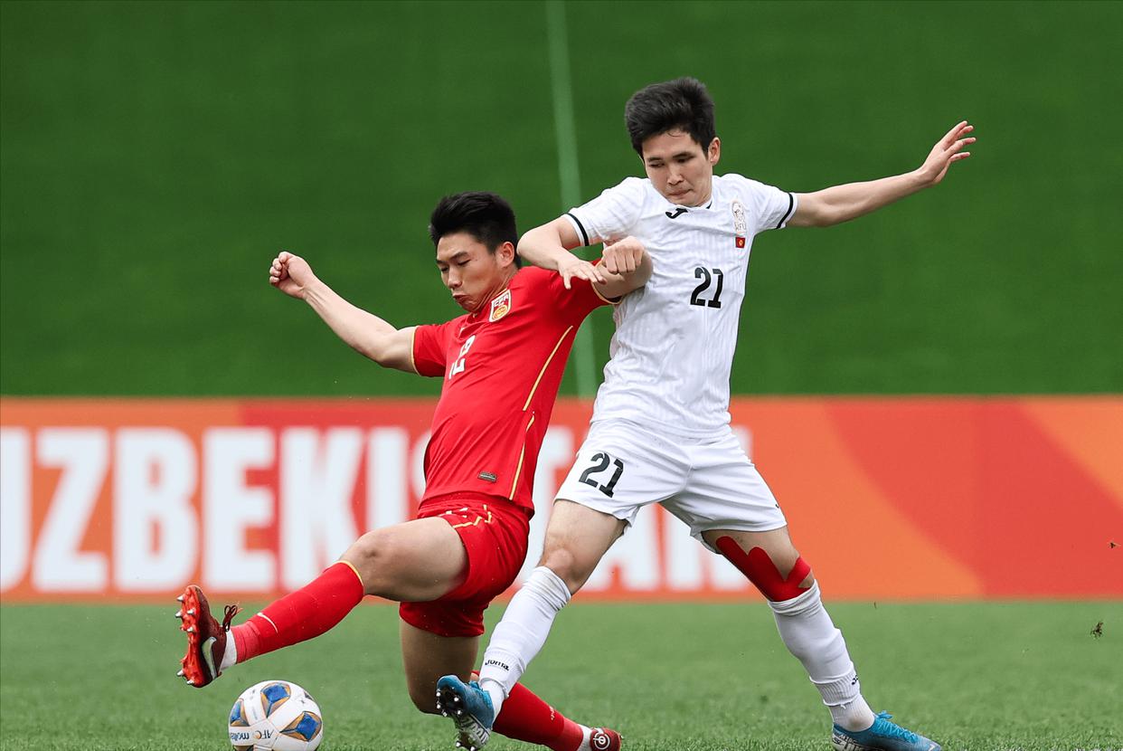 中国U20男足成功晋级八强，展现出中国足球的希望与潜力(2)