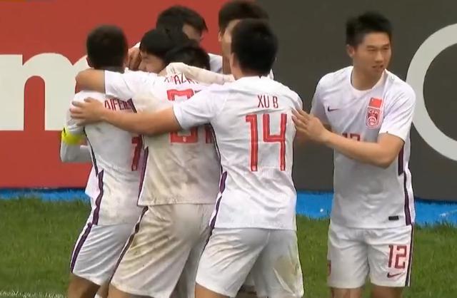 0角度破门，国足U20攻破韩国队，对手目瞪口呆，全队+球迷狂欢(1)