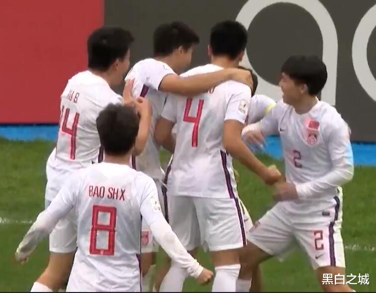 这才是中国队！6人拼到抽筋，为抢球甘愿受伤，吴曦于大宝脸红吗(2)