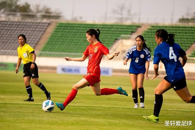 3场8球！中国女足小将创历史，连续强行破门，对方门将当场绝望(2)