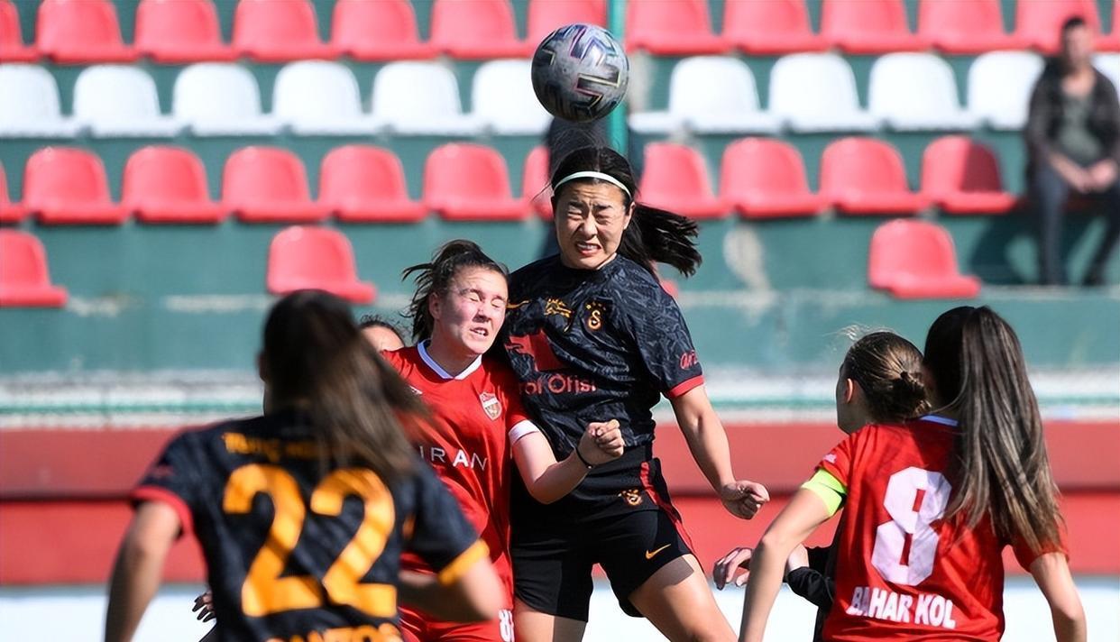 4-0！中国女足32岁铁卫骨折重伤，留洋大爆发17胜第1，首发进8强(4)
