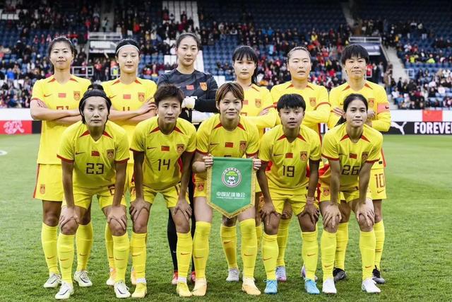 中国女足最新全家福出炉！主教练+25名球员，在西班牙海边拍合照(6)