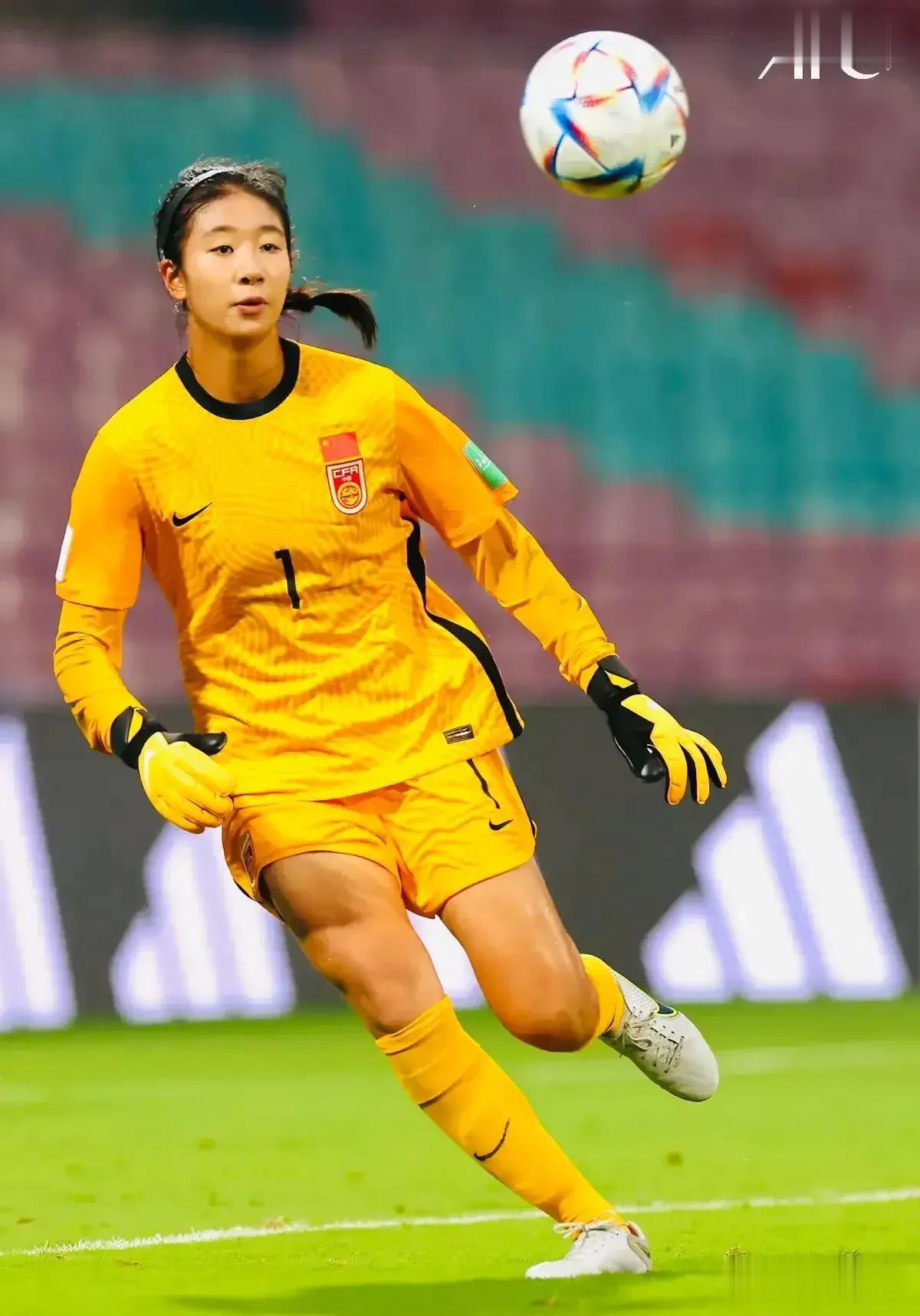 中国女足小将刘晨大放异彩！凭借去年在U17女足世界杯上的稳定表现，17岁的刘晨获(1)