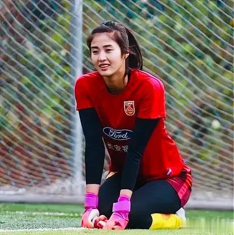 中国女足小将刘晨大放异彩！凭借去年在U17女足世界杯上的稳定表现，17岁的刘晨获(6)