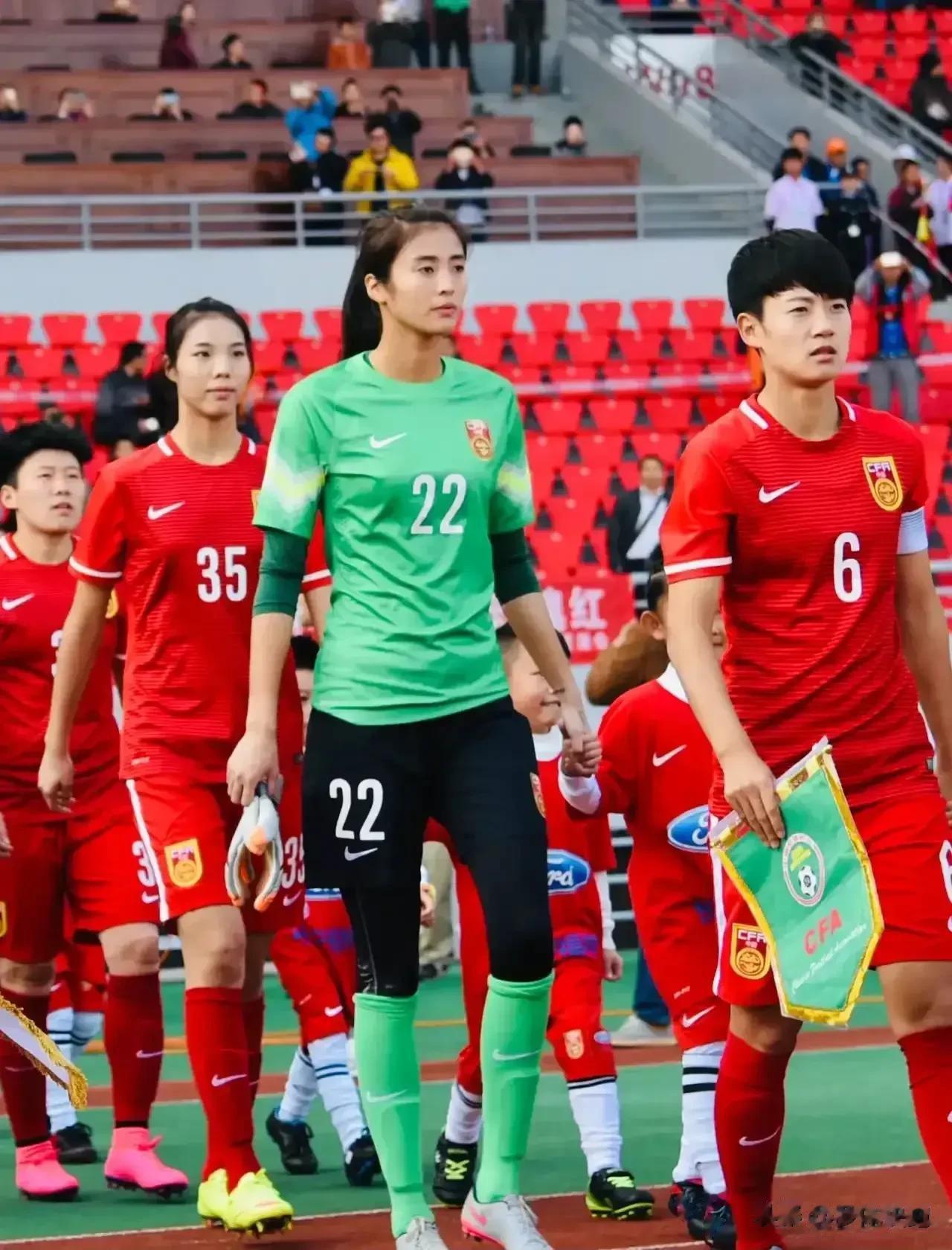 中国女足小将刘晨大放异彩！凭借去年在U17女足世界杯上的稳定表现，17岁的刘晨获(7)