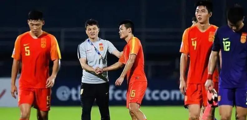 中国足球乱象：国脚名额被标价，行政大于教练，足协成绊脚石(4)