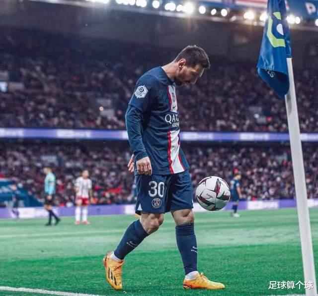 巴黎5-0！一位球迷勇敢地举起梅西的阿根廷球衣，被周围球迷耻笑(1)
