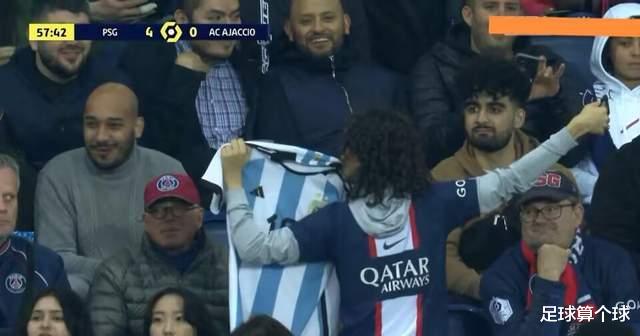 巴黎5-0！一位球迷勇敢地举起梅西的阿根廷球衣，被周围球迷耻笑(3)