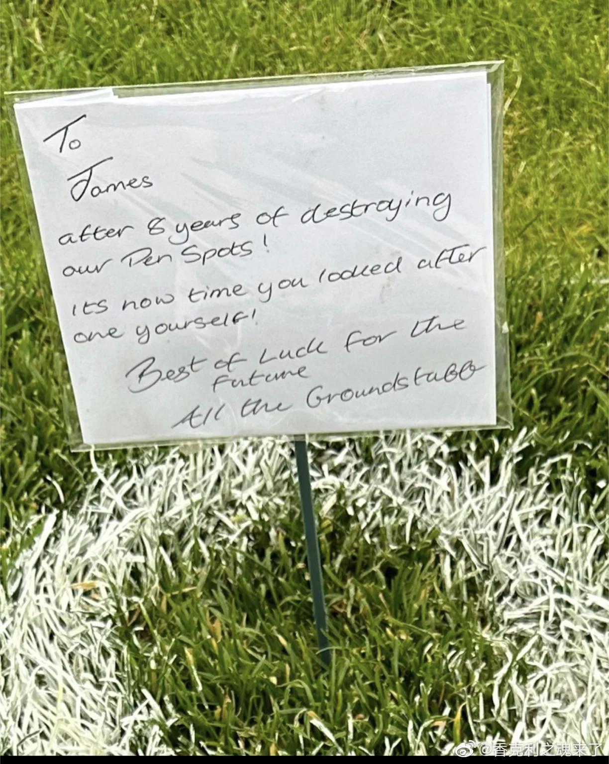 利物浦草地工送了米尔纳安菲尔德点球点草坪作为礼物，还写信：8年以来你破坏点球点的(2)