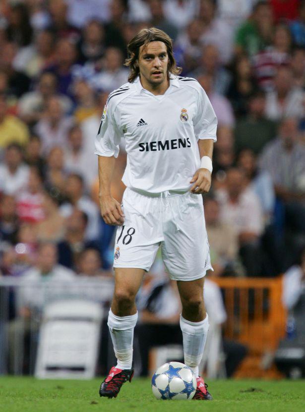 贝林厄姆是第六位加盟皇家马德里的英格兰球员，此前五位分别是：劳里－坎宁安  19(5)