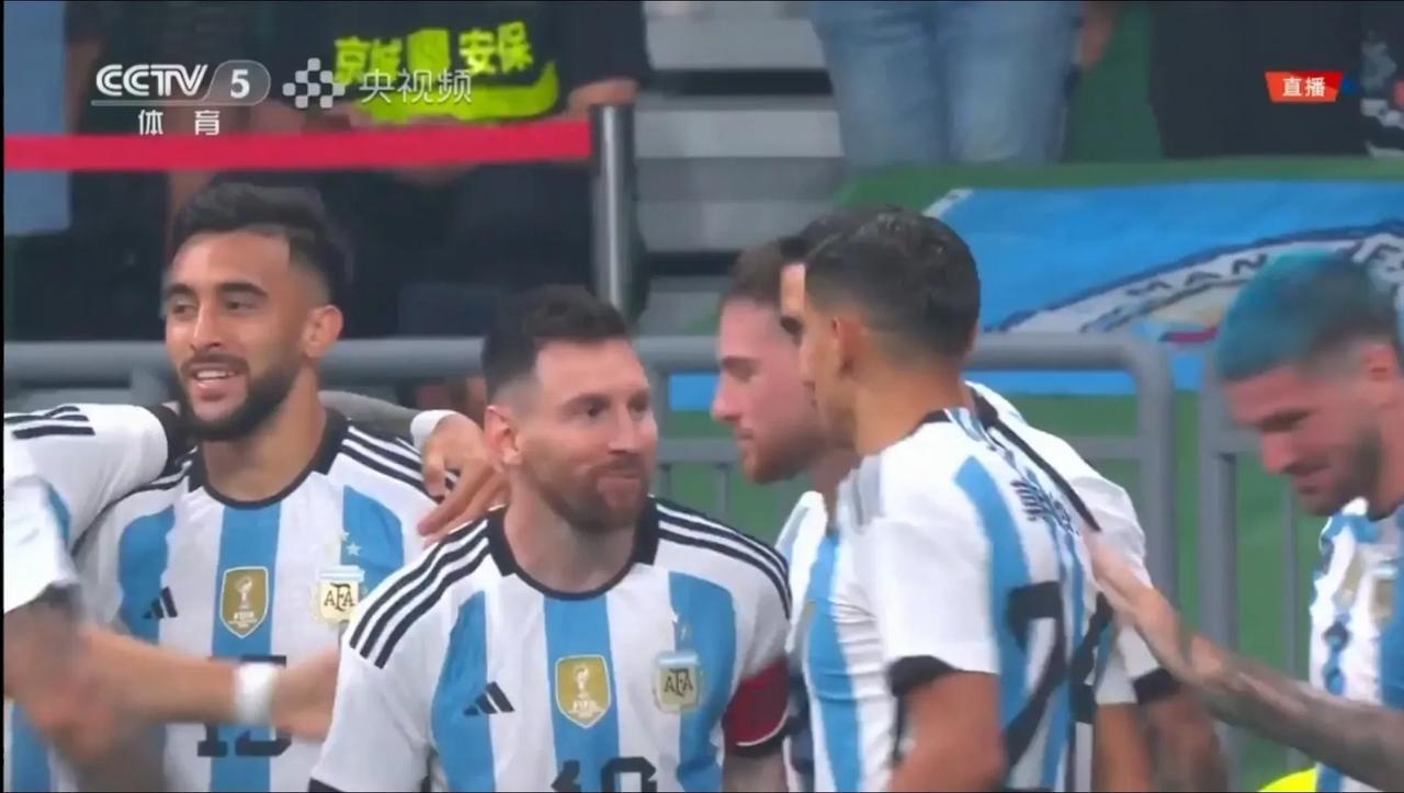 梅西以一敌三，开场仅两分钟就成功破门！

在阿根廷男足与澳大利亚男足的友谊赛中，(2)