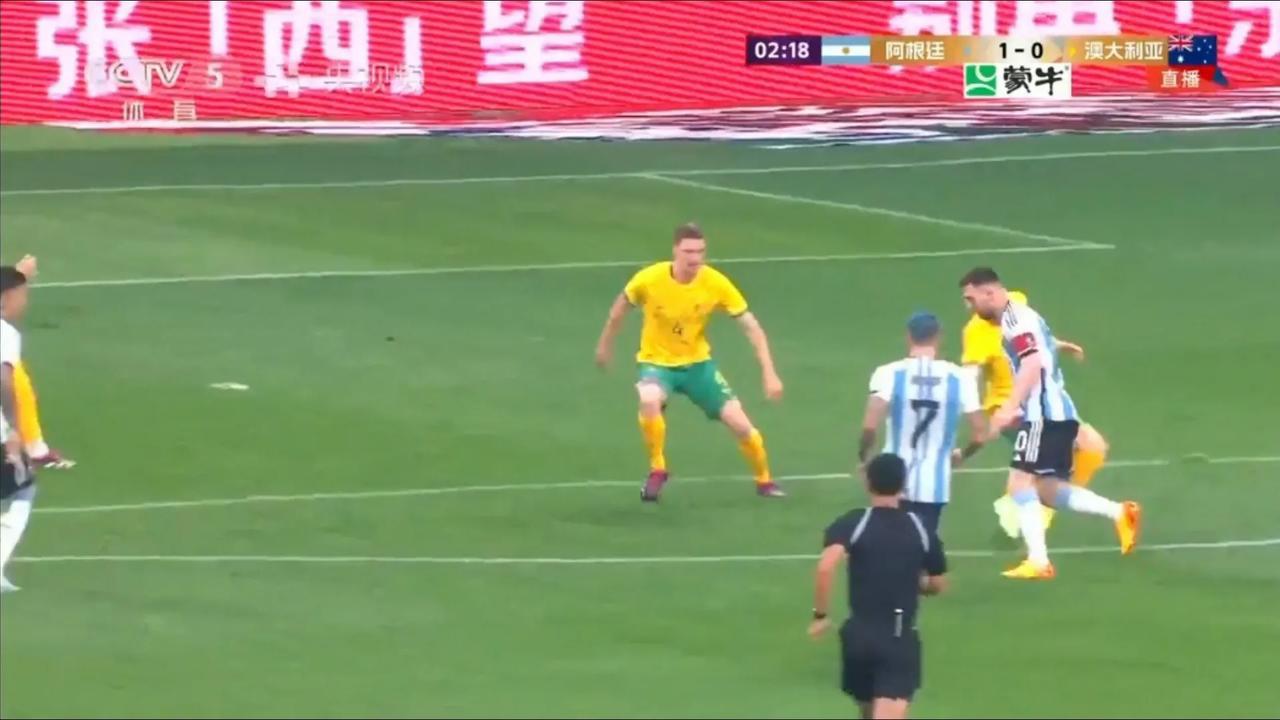 梅西以一敌三，开场仅两分钟就成功破门！

在阿根廷男足与澳大利亚男足的友谊赛中，(3)